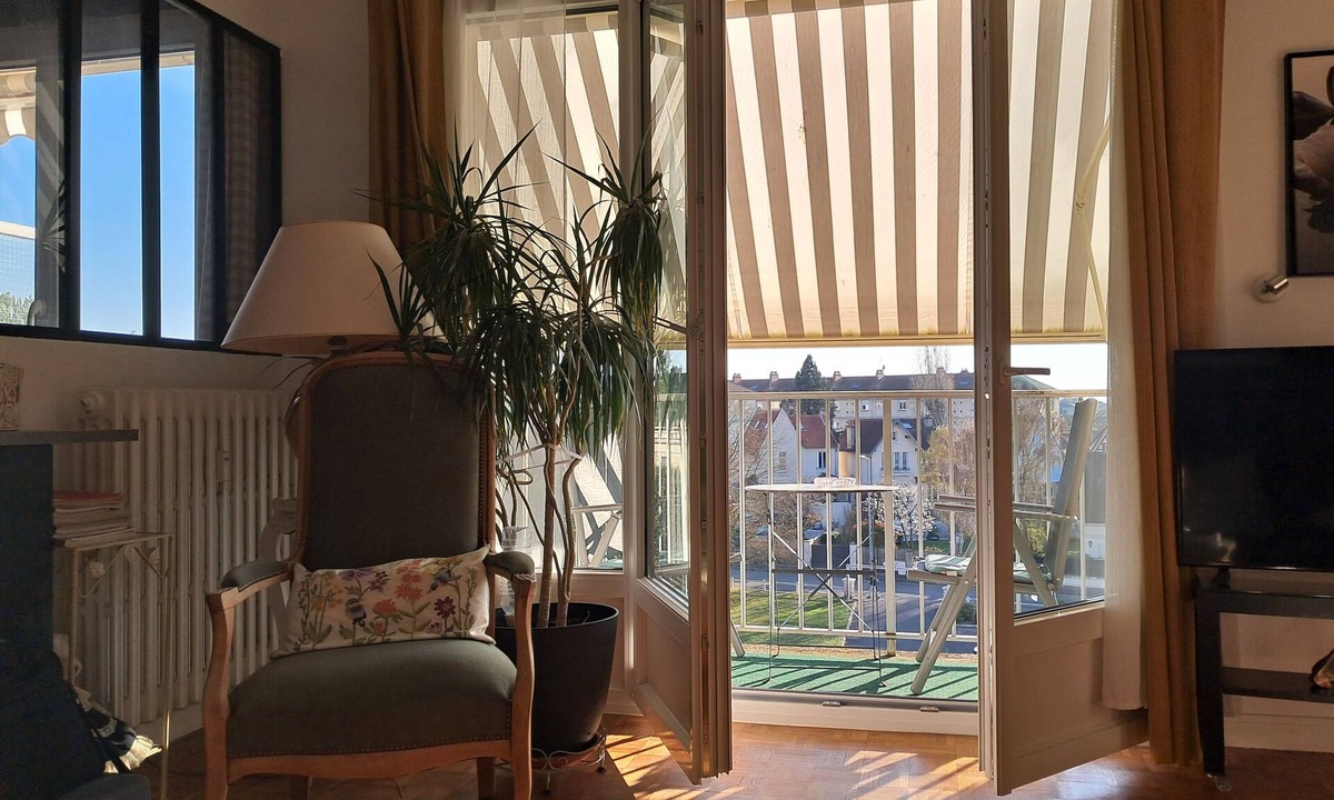 Saint-Lazare-Les Avenues Apartment | Close to the racecourse and Imperial Palace, charming apartment with breakfast.