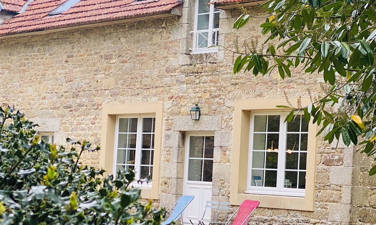 Plounevez-Lochrist House | Close to the sea, in the heart of a magnificent property, charming longère, sleeps 10