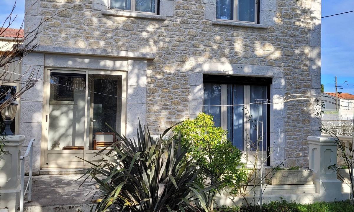 Revel House | Close to town center, many shops within walking distance