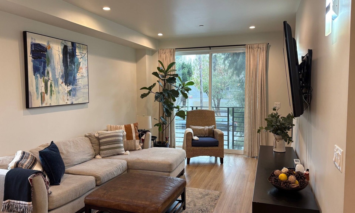 Sherman Oaks House | Close to Universal Studios Family friendly Townhouse!