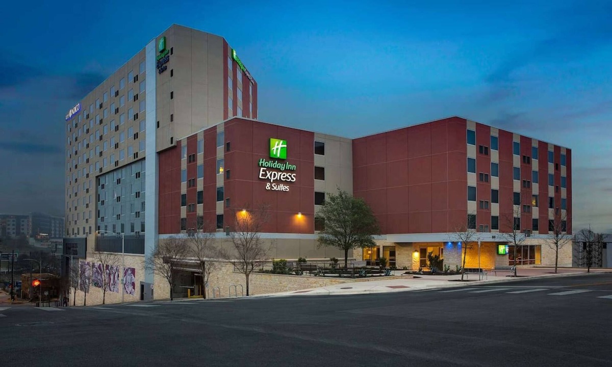 Red River Cultural District Hotel | Close to UT Austin + Pool. Bar. Free Breakfast.
