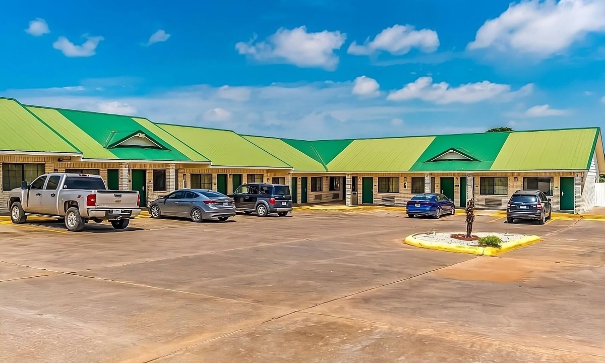 Sweet Home Hotel | Close to Yoakum Bulldog Stadium! FREE Parking and Breakfast, Onsite Pool!