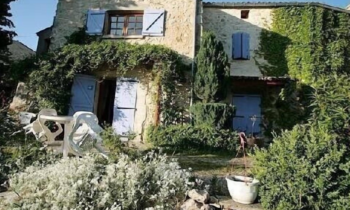 Chateauneuf-Miravail Apartment | Closes the skylight lavender --------------------------------------------- -----