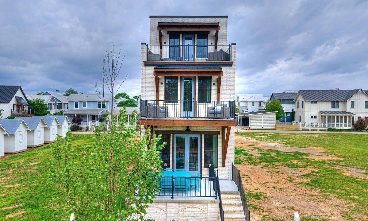 Eufaula House | Closest to Swim Beach & Pop-Up Shops | Sleeps 12 | Lake View | 3 Balconies!