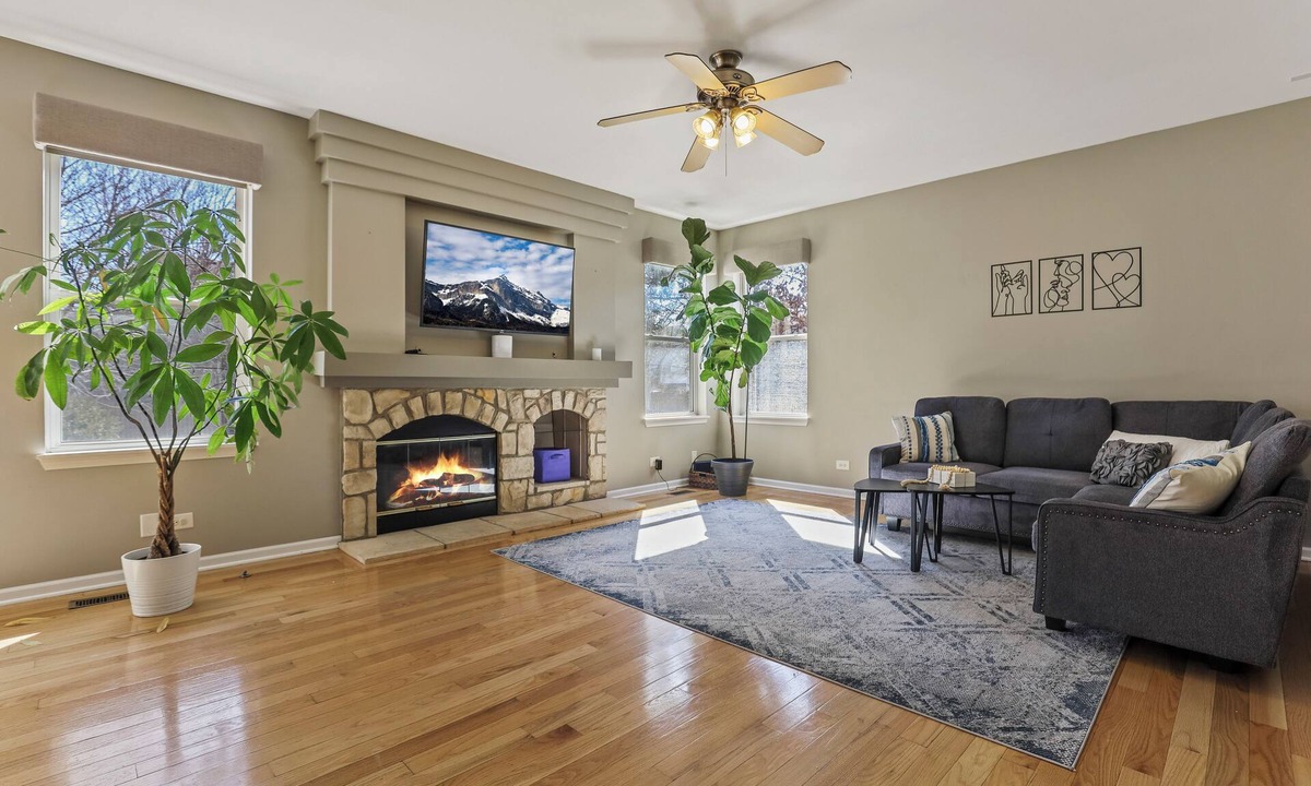 West Chicago House | Cloud 9 : 5 BR + Fully Fenced with kids toys!