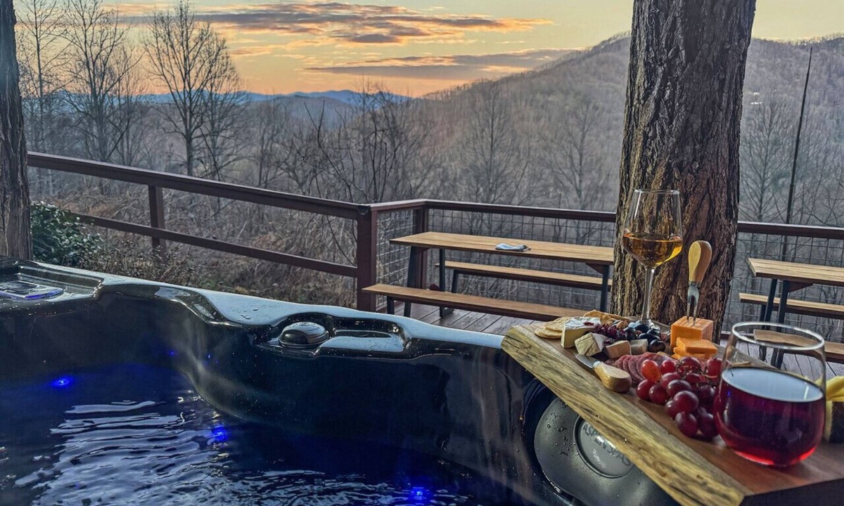 Bryson City Cabin | Cloud Nine Retreat; sleeps 22|barrel sauna|hot tub