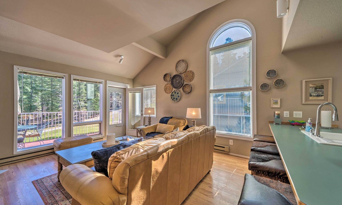 Cloudcroft Apartment | Cloudcroft Townhome w/Deck - 1 Mi to Burro Ave!