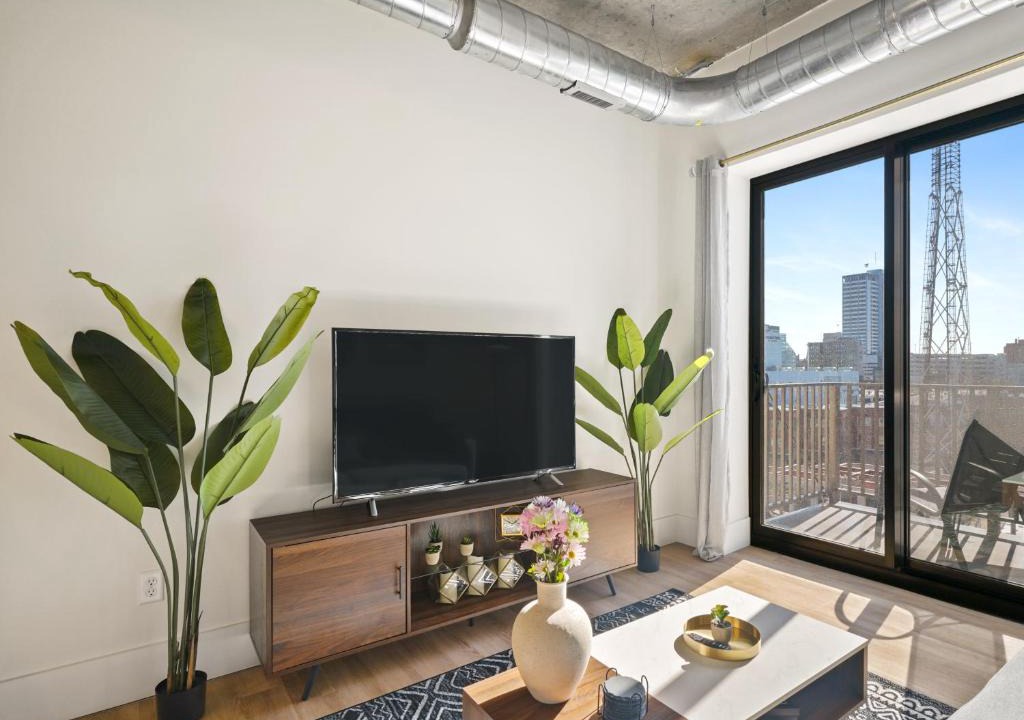 Northeast South Bend Apartment | Clover Luxury High-Rise DownTown South Bend