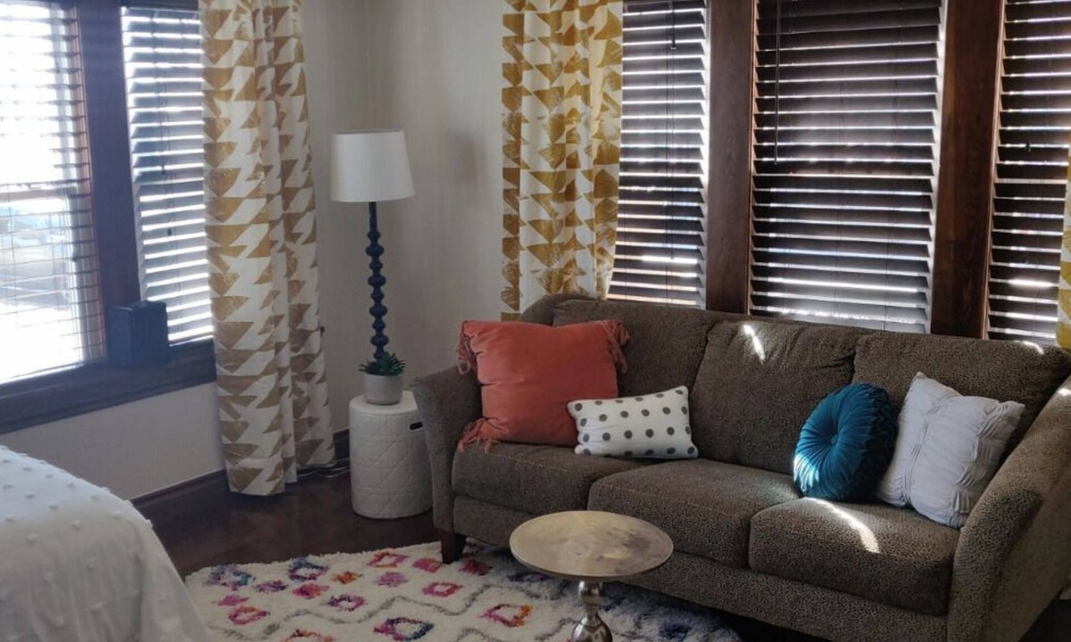 Midtown Apartment | [CLR 02] Charming Studio in OKC Midtown, With Retro-contemporary theme