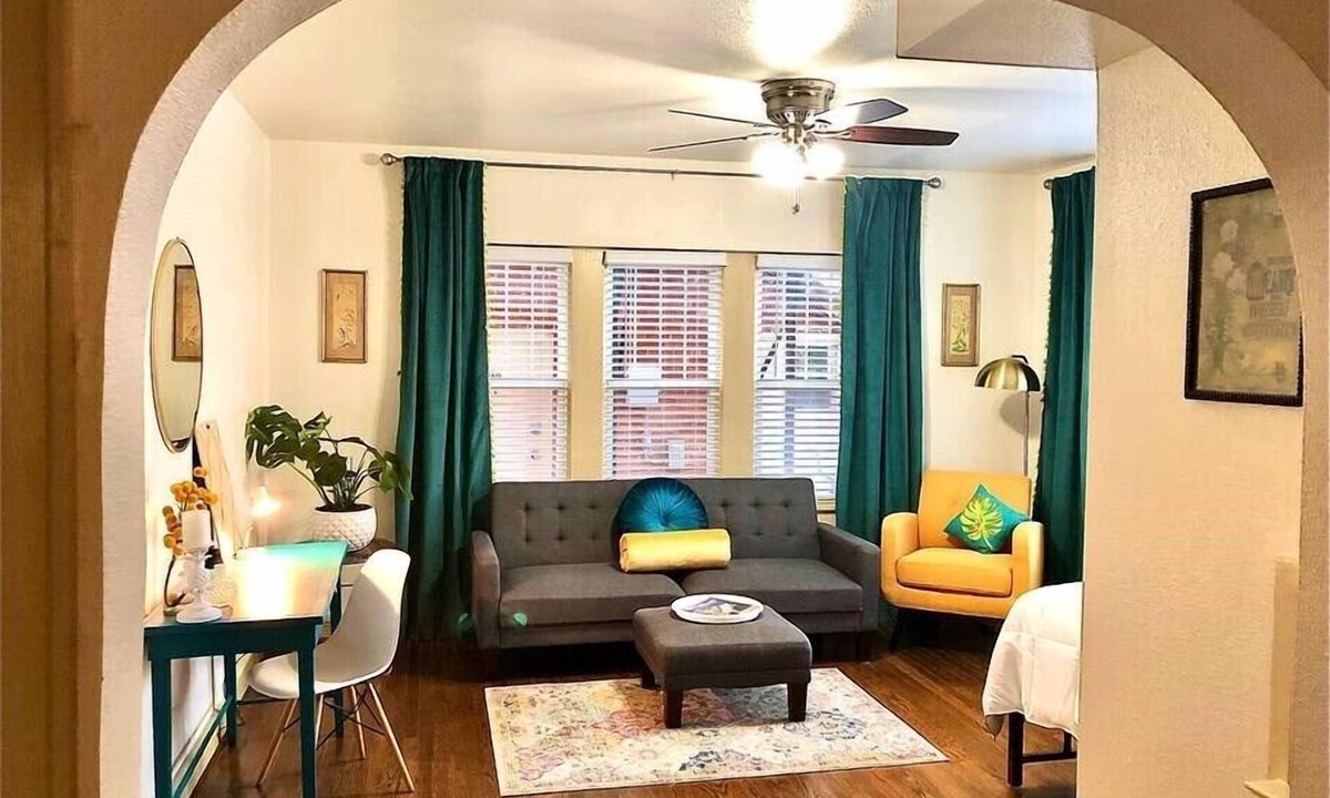 Midtown Apartment | [CLR 08]Amazing midtown suite-Close to St. Anthony Hospita, all modern amenities in a Cozy historic