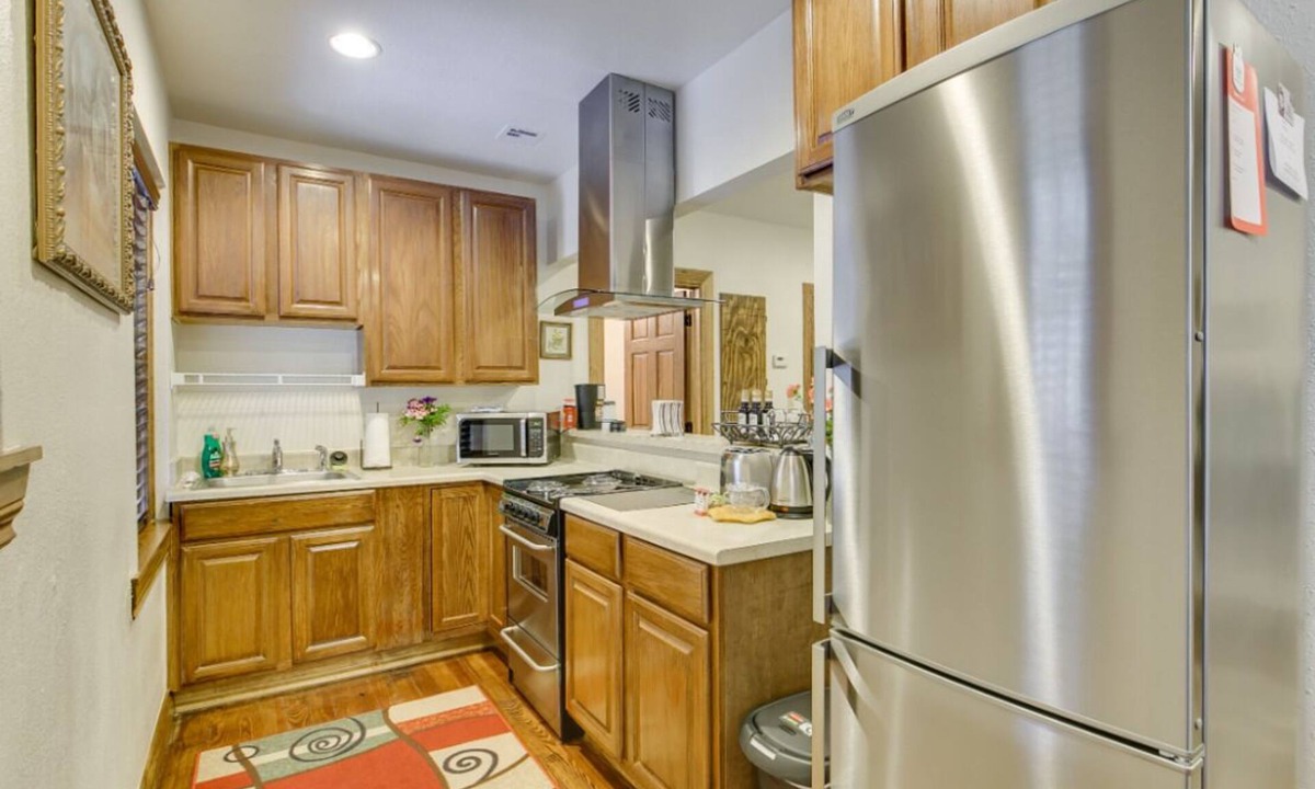 Midtown Apartment | [CLR 12] Midtown Studio - Awesome Location, on a quiet tree lined street of OKC