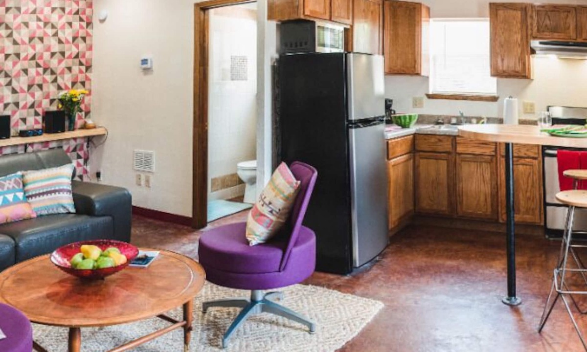 Midtown Apartment | [CLR 19]Midtown-Trendy Garage studio , in a century-old apartment building