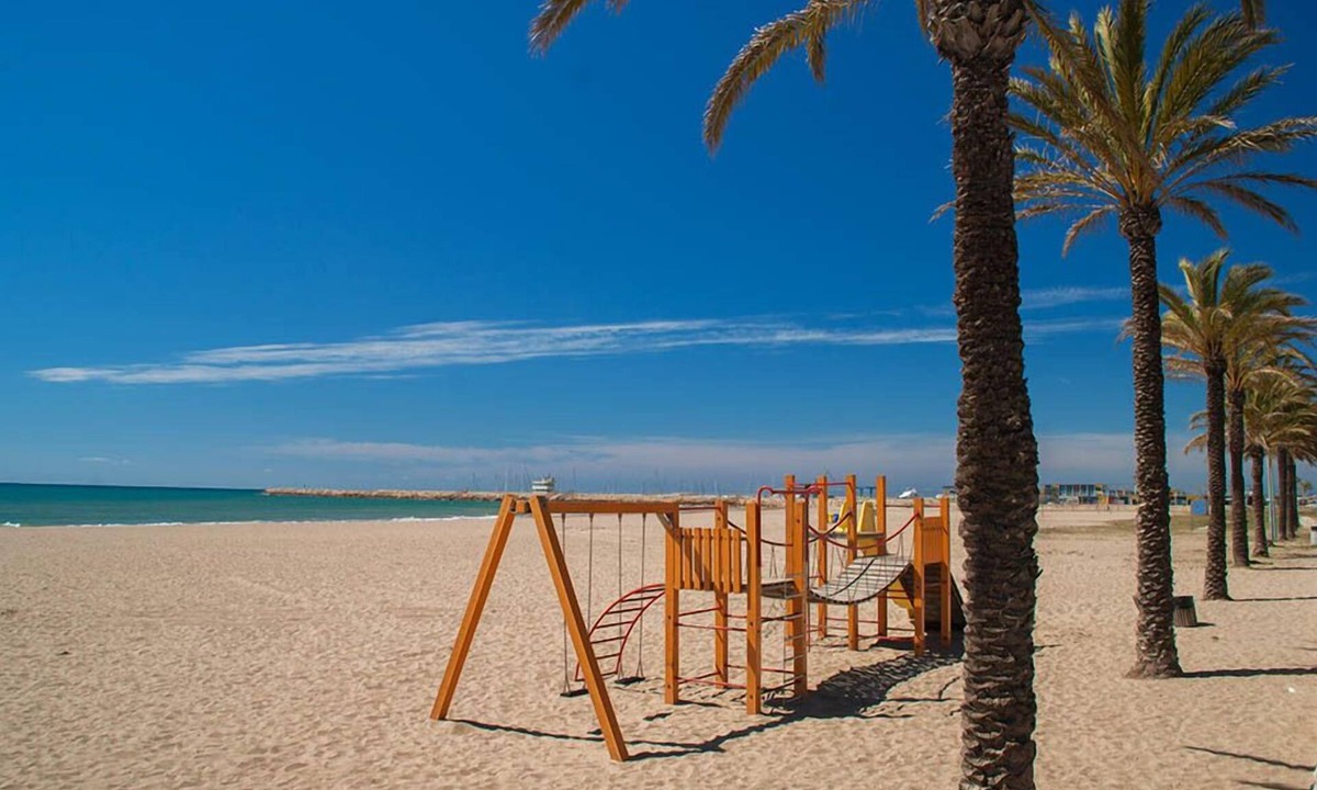 Cubelles Villa | Club Villamar - Villa with a private pool, 1600 meters from the beach, located in a quiet urbanis.