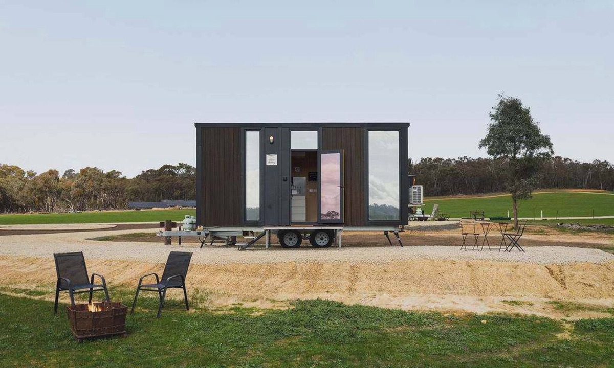 Warrenmang House | Clyde at Sheltered Paddock by Tiny Away