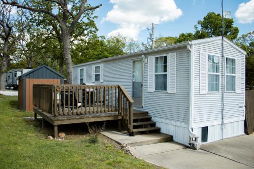 Fidelity House | Clyde's Cabin with a private Hot Tub