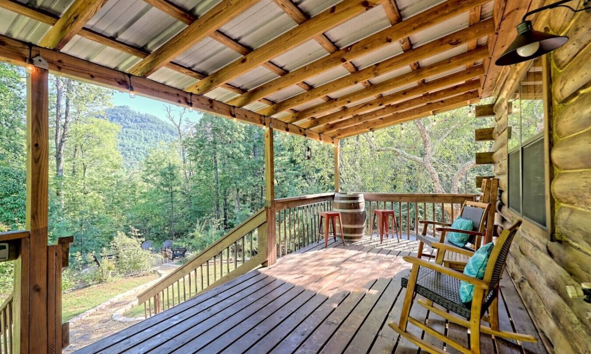 Tiger Cabin | Clyde’s Cabin: Mtn View, Fire Pit, Pet-Friendly