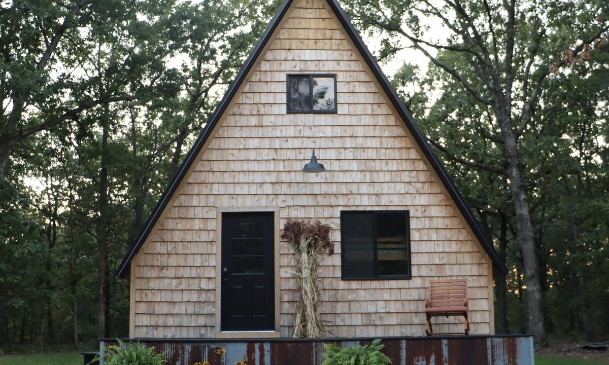 Lebanon Cabin | Clydie’s Cabin located at Bennett Springs. Less than a mile to the spring