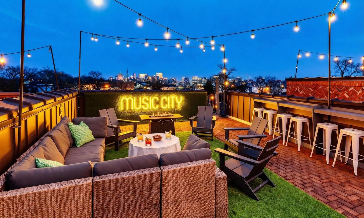Hadley - Washington House | CMA Fest rooftop decks, karaoke garage, game room near Broadway