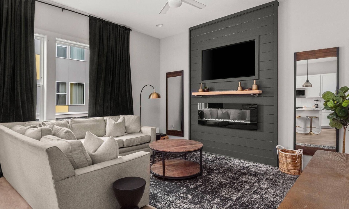 Talbot's Corner Condo | CMD ~ 4 Bedrooms ~ Huge Private Rooftop ~ 8 Beds ~ 8 Min to Downtown ~ City Views ~ Garage Parking