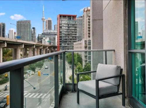 Fort York Apartment | CN Tower View with Pool, Gym, Hot Tub, and More!