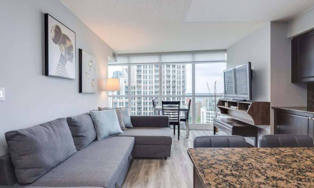 Fort York Apartment | CN Tower Views 2BR+Den Condo w/Parking