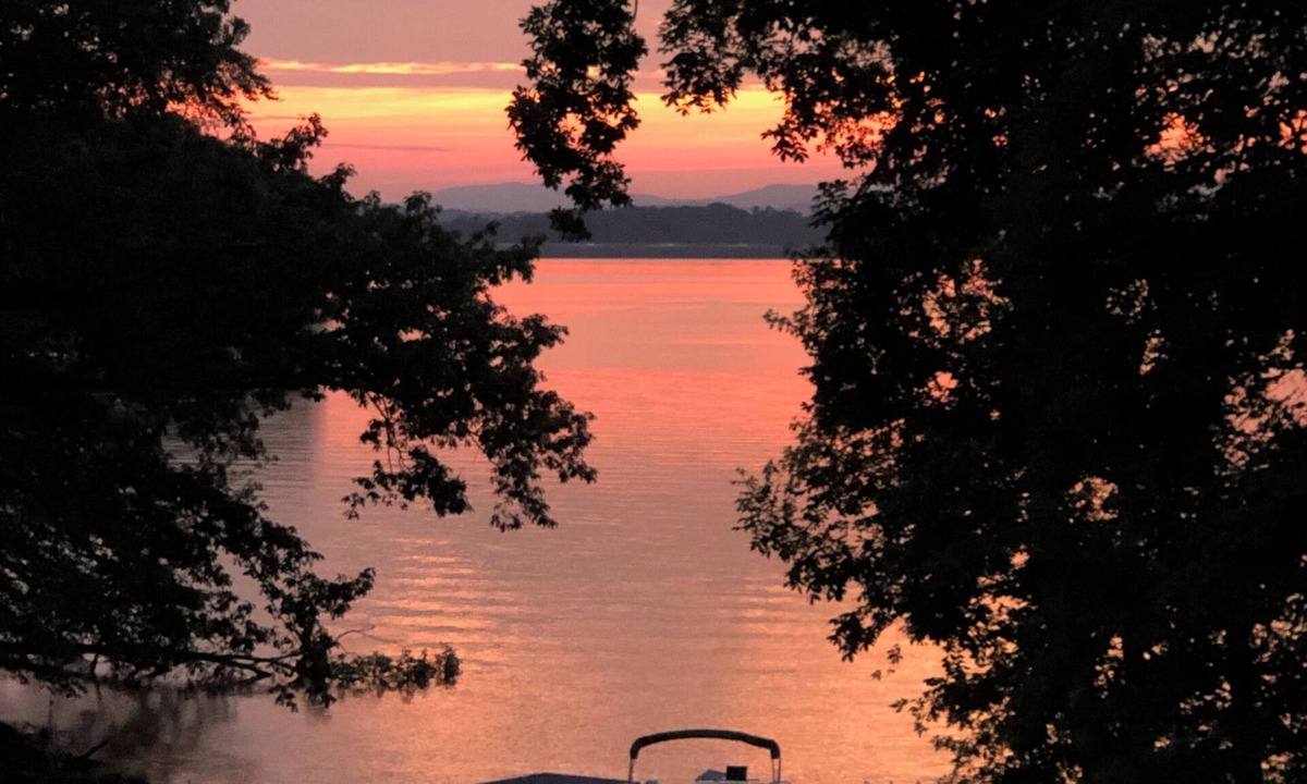 Jefferson City Cabin | CNU 10 min. Sevierville 45 min. Private dock, kayaks, fire pit. Ample Parking