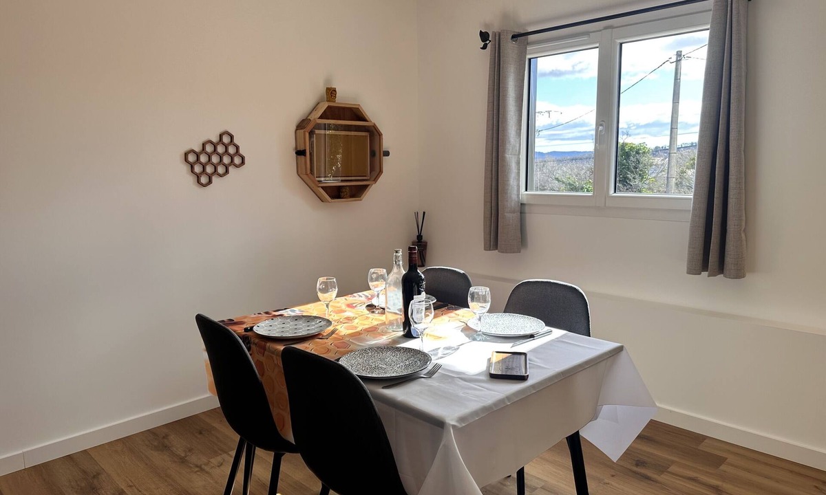Saint-Michel-l'Observatoire Cottage | Cottage La Butineuse for 4 people with a beehive!