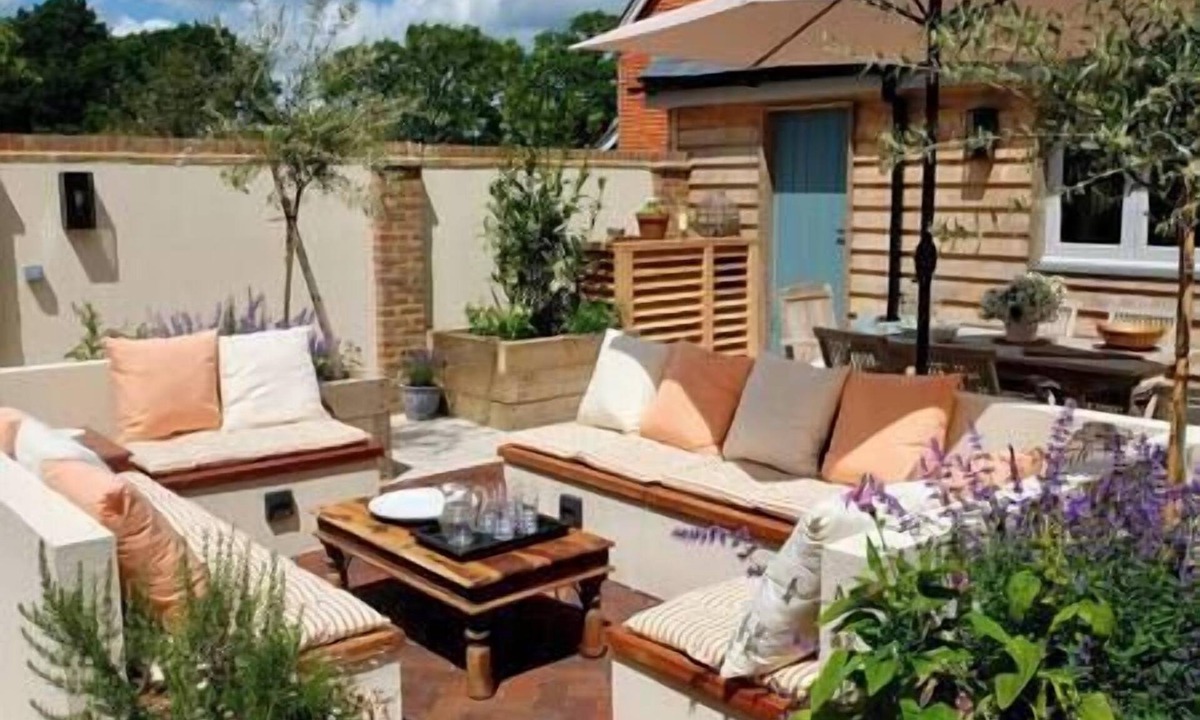 Scaynes Hill House | Coach House & Barn @ Hoods Croft