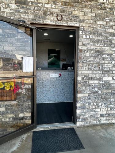 Waldron Hotel | Coachman's Inn & Suites