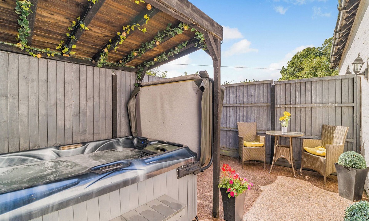 Bisterne Cottage | Coachmans Cottage - UK50418