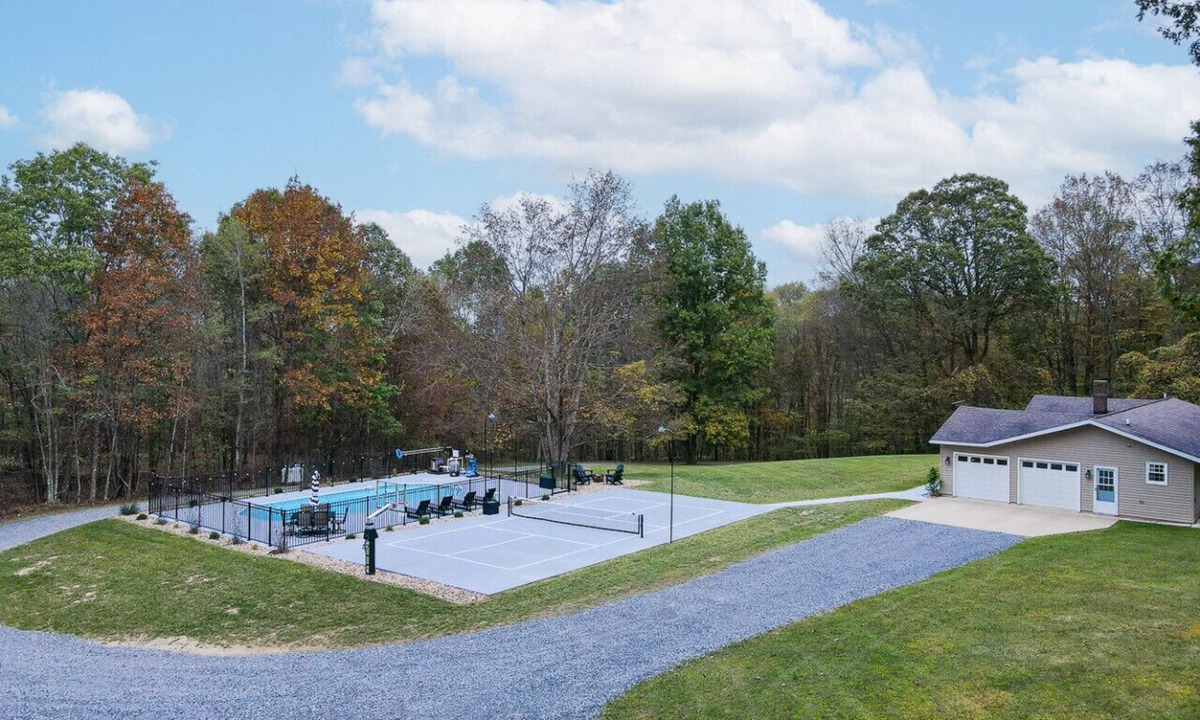 Fallentimber House | Coalport Getaway with pool & Hot Tub