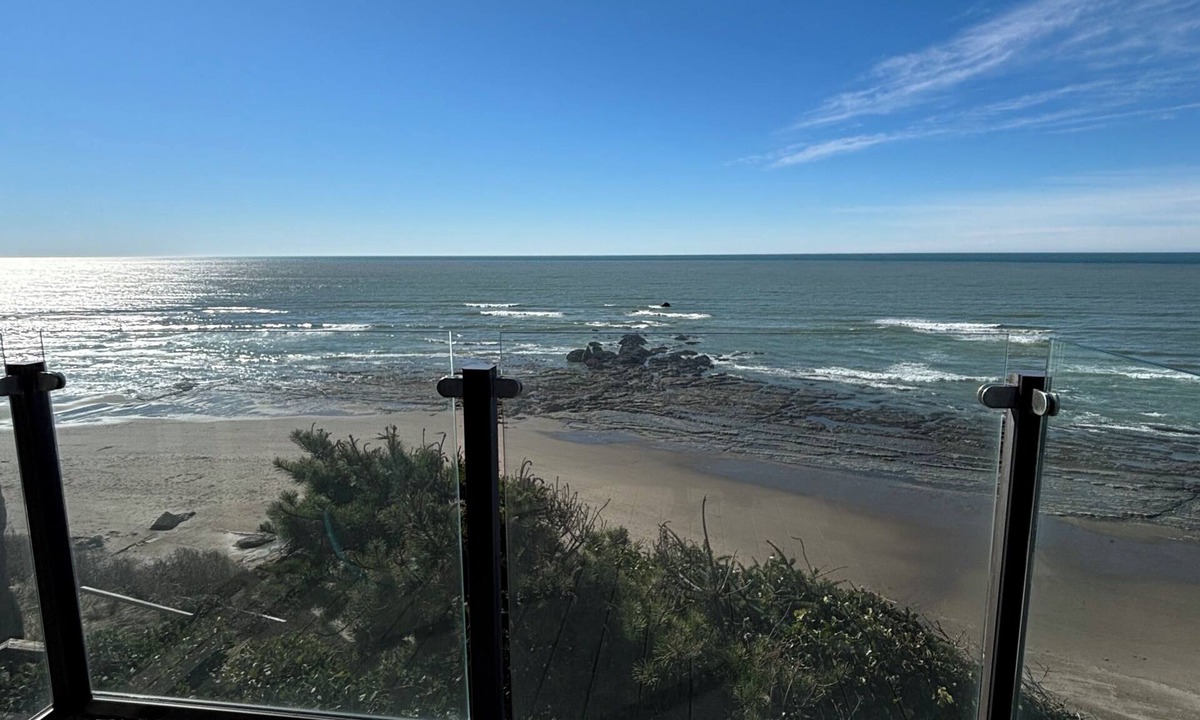 Nelscott House | COAST LINE-Ocean Views for miles & miles. 4-bedroom 4-bath house in Lincoln City
