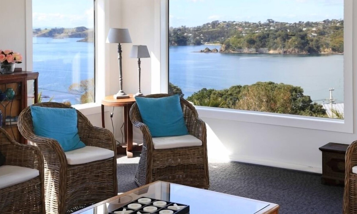 Oneroa House | Coast - panoramic views from large spacious home.