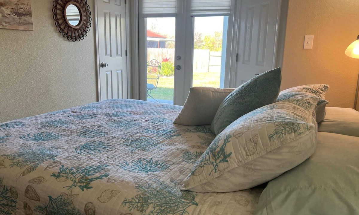 Dickinson House | Coastal Artist Retreat - Pet Friendly, - perfect for short or long term stay