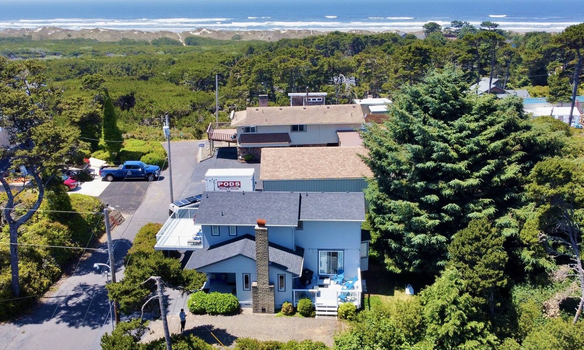 Florence House | Coastal Bliss, Ocean Views, 0.3 walk to Beach - 6beds, sleeps 9, dog friendly