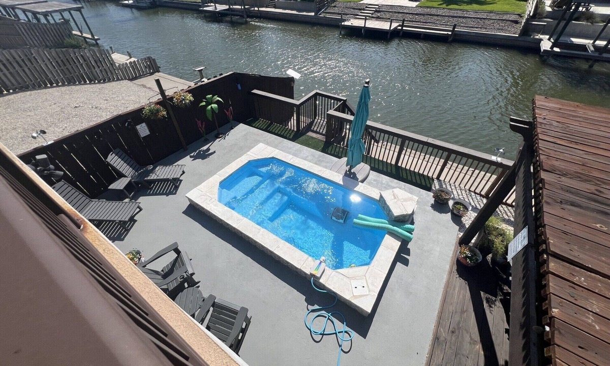 Corpus Christi House | Coastal Bliss, Sleeps 11, Pet friendly, HEATED pool, GREEN light fishing!