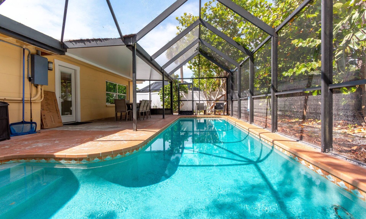 Bay Esplanade House | Coastal Breeze - Beach Pool Home - Steps to North Beach!