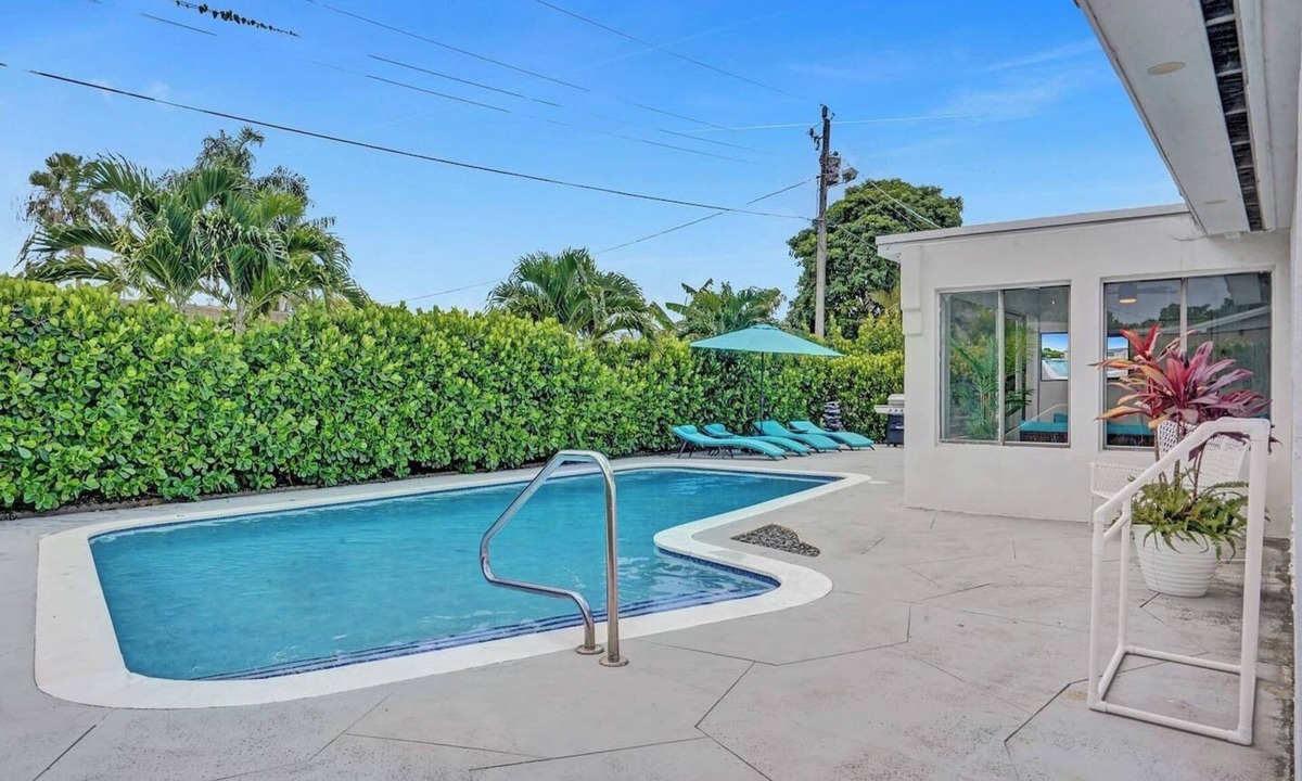 Pembroke Pines House | Coastal Breeze Retreat