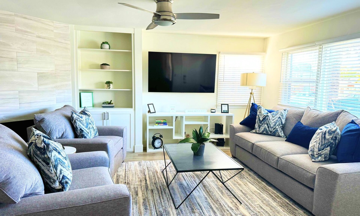 Corona del Mar Condo | Coastal CDM Bungalow Font Unit
