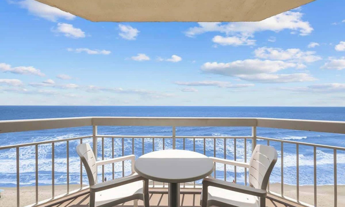 Garden City Apartment | Coastal Charm: 1BR Oceanfront
