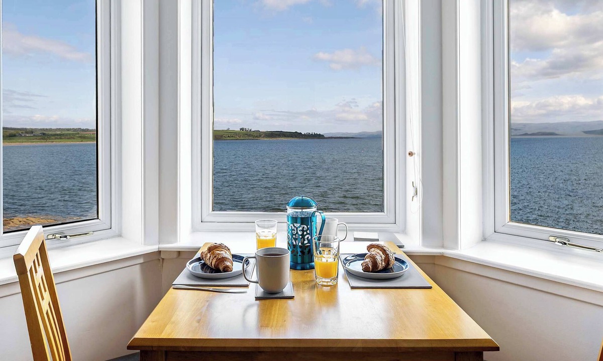 Kilchattan Bay Apartment | Coastal Charm Summary