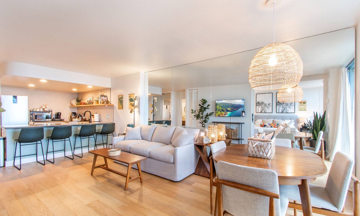 Waikiki Apartment | Coastal Chic Condo with Ocean View & Full Kitchen