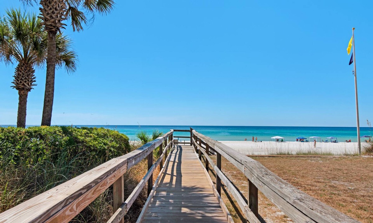 El Centro Beach House | Coastal Chic Home for 9 + Pool & Free Attraction Tickets!