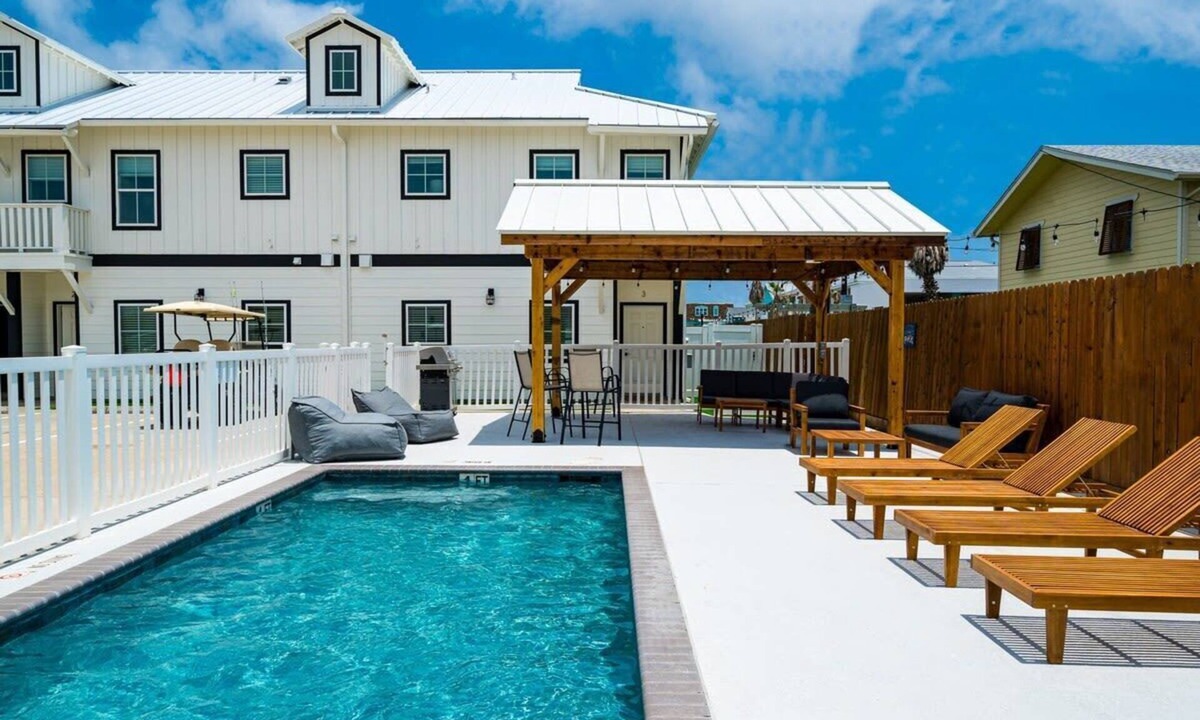 Port Aransas Villa | Coastal Chic Villa #1- Comfortable King Beds