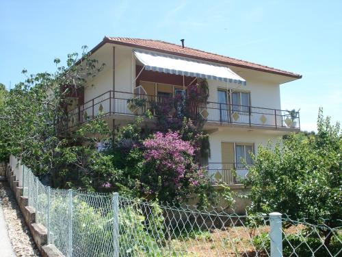 Vinisce Apartment | Coastal Comfort in Vinišće