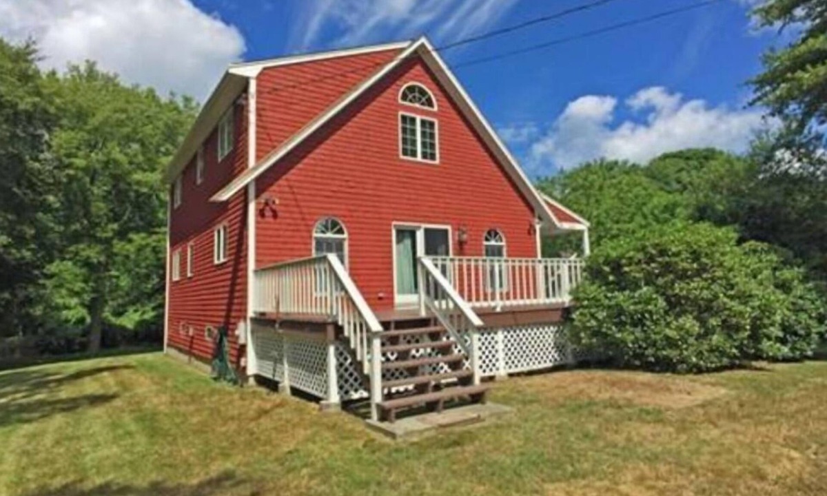 Melville House | Coastal Comfort on Prudence Island