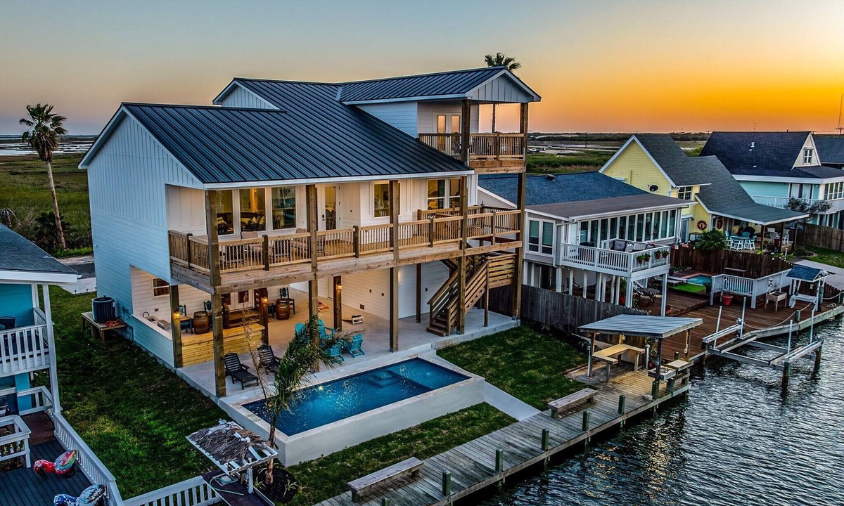 City-by-the Sea House | Coastal Confessions ~ Water Front ~ Heated Pool ~ Private Dock