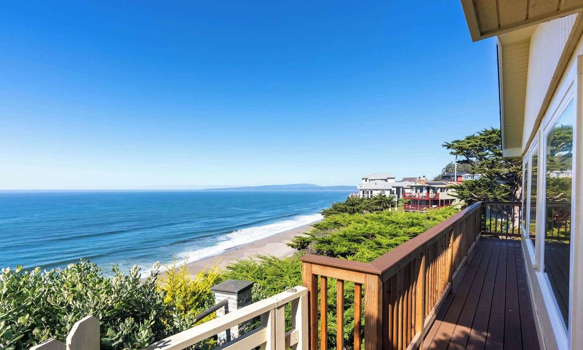 La Selva Beach House | Coastal Cottage with Beach Access and Bay Views