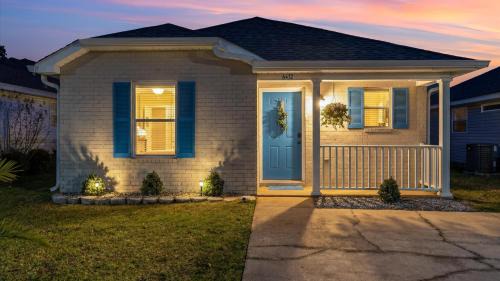 Gulf Breeze House | Coastal Cottage with Private Beach