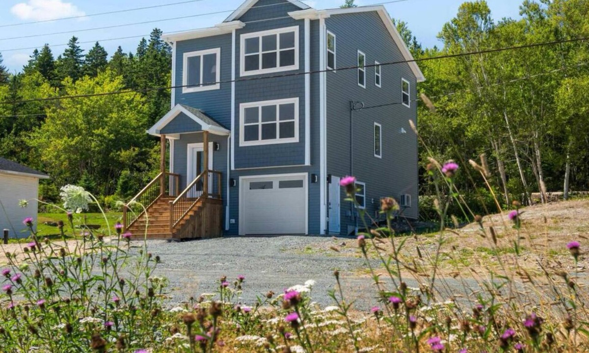 Queensland House | Coastal escape across from Cleveland Beach!